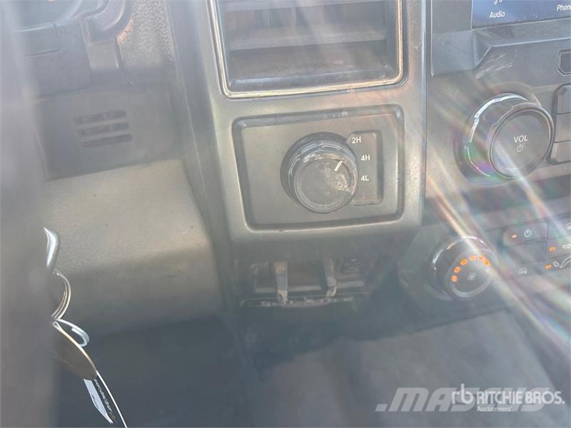 Ford F-550 XLT 4x4 Crew Cab Flatbed Truck Lastbil med lad/Flatbed