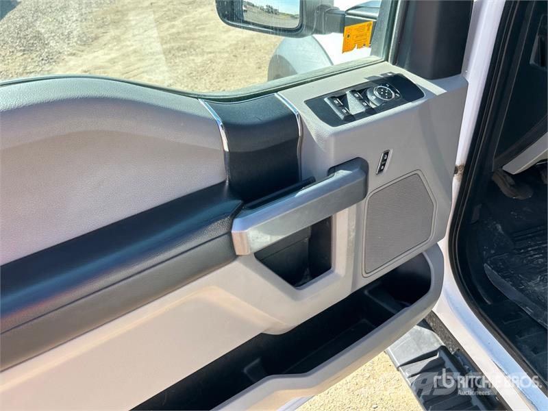 Ford F-550 XLT 4x4 Crew Cab Flatbed Truck 플랫베드/드롭사이드 트럭