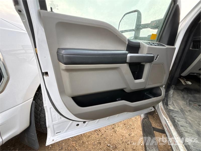 Ford F-550 XLT 4x4 Crew Cab Flatbed Truck Kamioni sa otvorenim sandukom