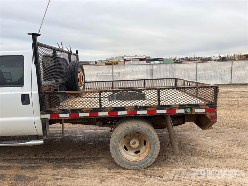 Ford F-550 XLT 4x4 Crew Cab Flatbed Truck (Inoperable) Camiões estrado/caixa aberta