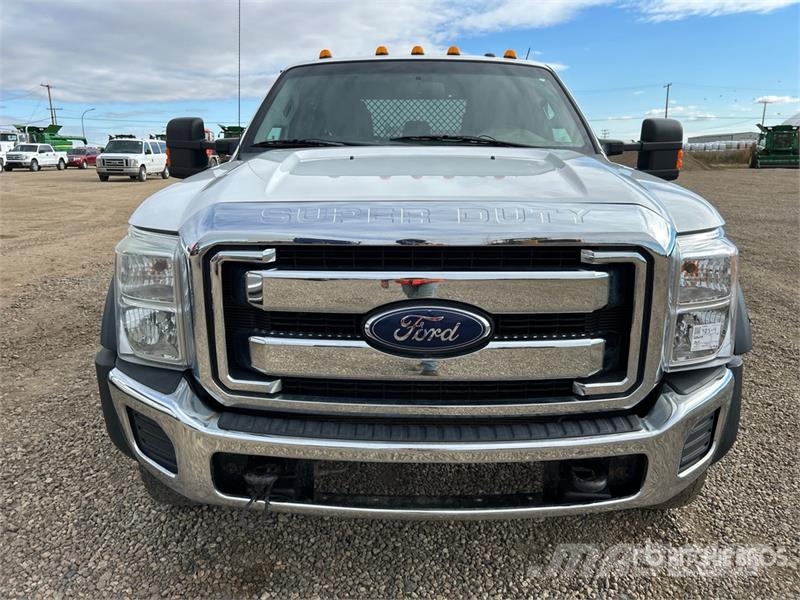 Ford F-550 XLT 4x4 Crew Cab Flatbed Truck Lava-kuorma-autot