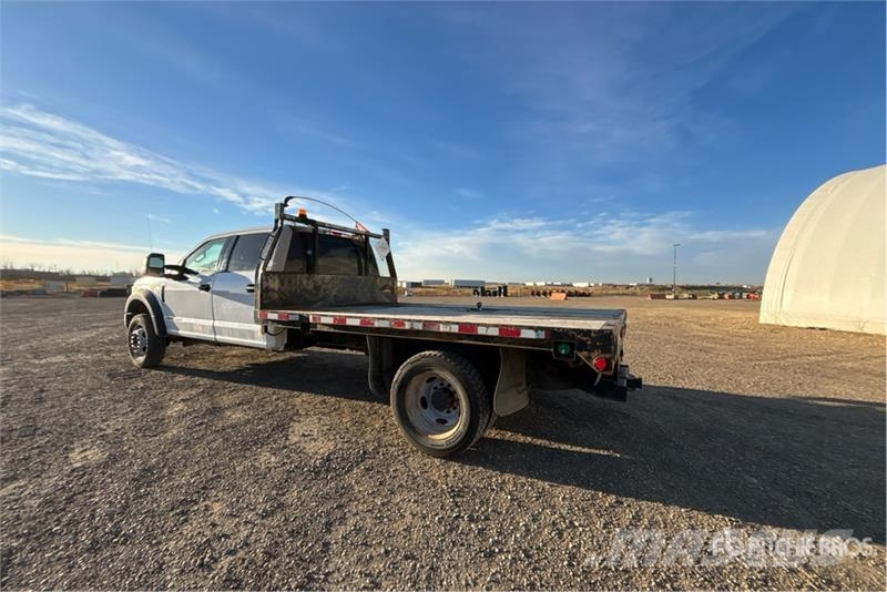 Ford F-550 XLT 4x4 Crew Cab Flatbed Truck Camiones de cama baja