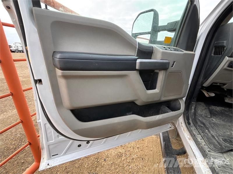 Ford F-550 XLT 4x4 Crew Cab Flatbed Truck Kamioni sa otvorenim sandukom