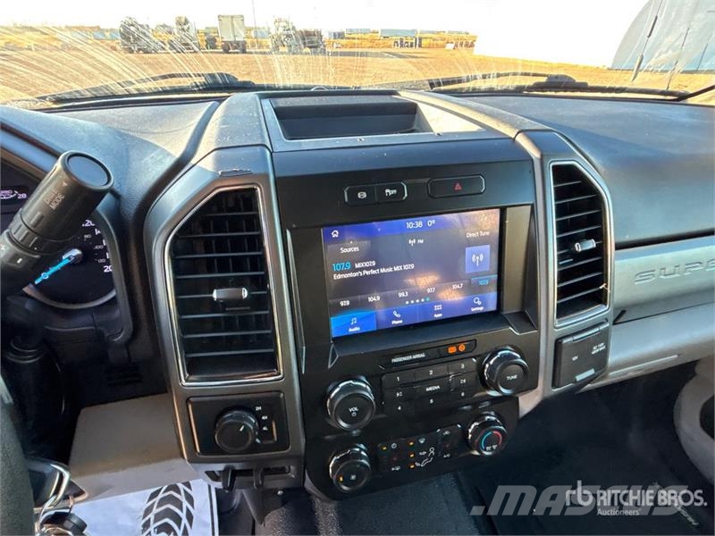 Ford F-550 XLT 4x4 Crew Cab Service Truck Camions et véhicules municipaux
