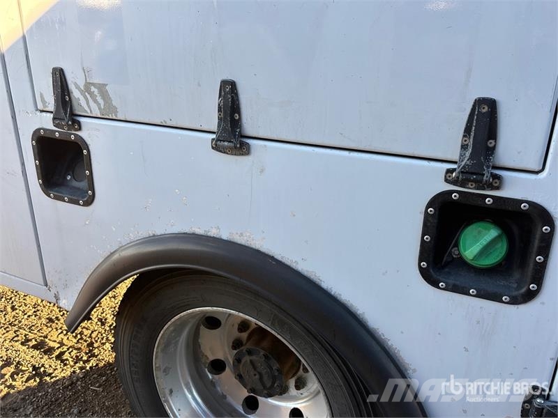 Ford F-550 XLT 4x4 Crew Cab Service Truck Camions et véhicules municipaux
