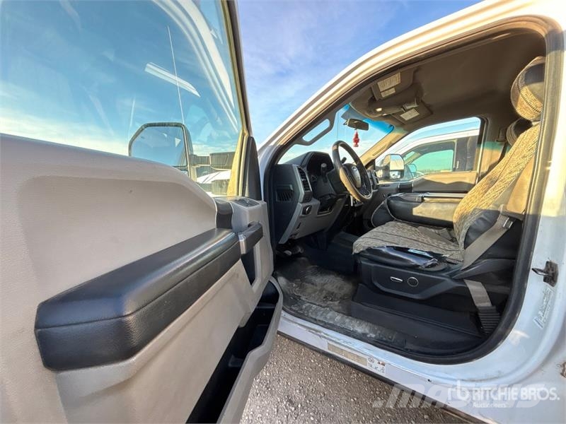 Ford F-550 XLT 4x4 Crew Cab Flatbed Truck Camiones de cama baja