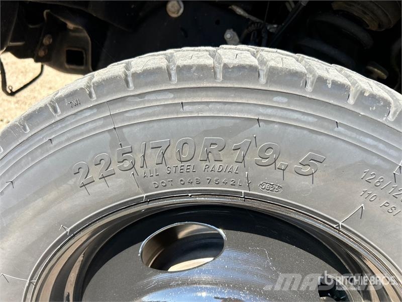 Ford F-550 XLT 4x4 Crew Cab Flatbed Truck 플랫베드/드롭사이드 트럭