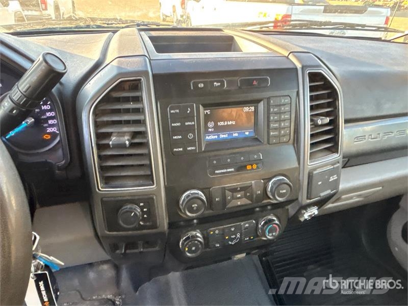 Ford F-550 XLT 4x4 Crew Cab Flatbed Truck Camiones de cama baja