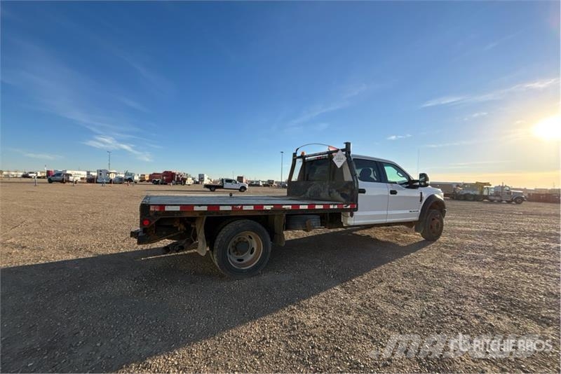 Ford F-550 XLT 4x4 Crew Cab Flatbed Truck Camiones de cama baja