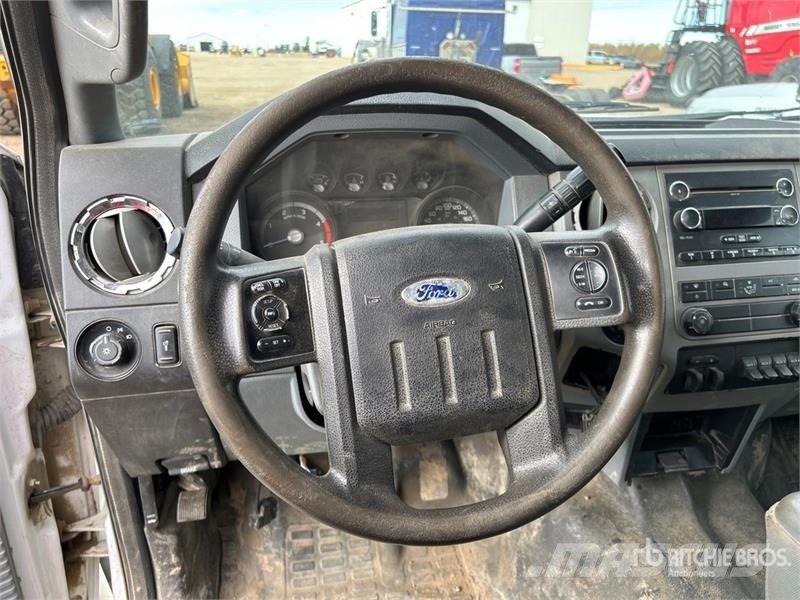 Ford F-550 XLT 4x4 Crew Cab Flatbed Truck Lava-kuorma-autot