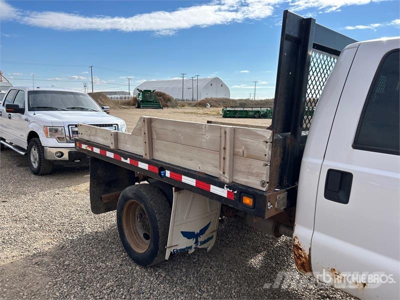 Ford F-550 XLT 4x4 Crew Cab Flatbed Truck Lava-kuorma-autot