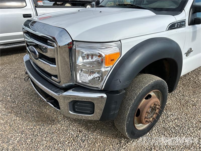 Ford F-550 XLT 4x4 Crew Cab Flatbed Truck Lava-kuorma-autot
