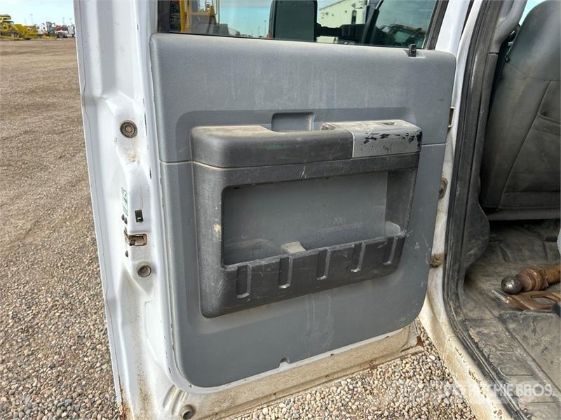 Ford F-550 XLT 4x4 Crew Cab Flatbed Truck Lava-kuorma-autot