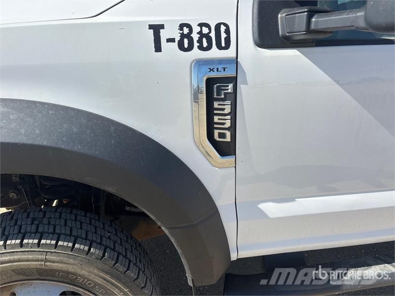 Ford F-550 XLT 4x4 Crew Cab Flatbed Truck Lastbil med lad/Flatbed