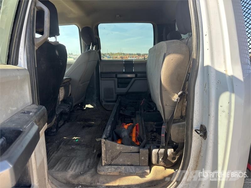 Ford F-550 XLT 4x4 Crew Cab Flatbed Truck Lastbil med lad/Flatbed