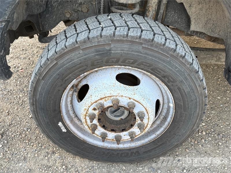Ford F-550 XLT 4x4 Crew Cab Flatbed Truck Camiones de cama baja