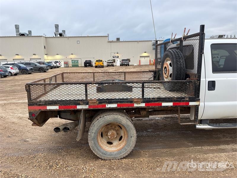 Ford F-550 XLT 4x4 Crew Cab Flatbed Truck (Inoperable) Camiões estrado/caixa aberta