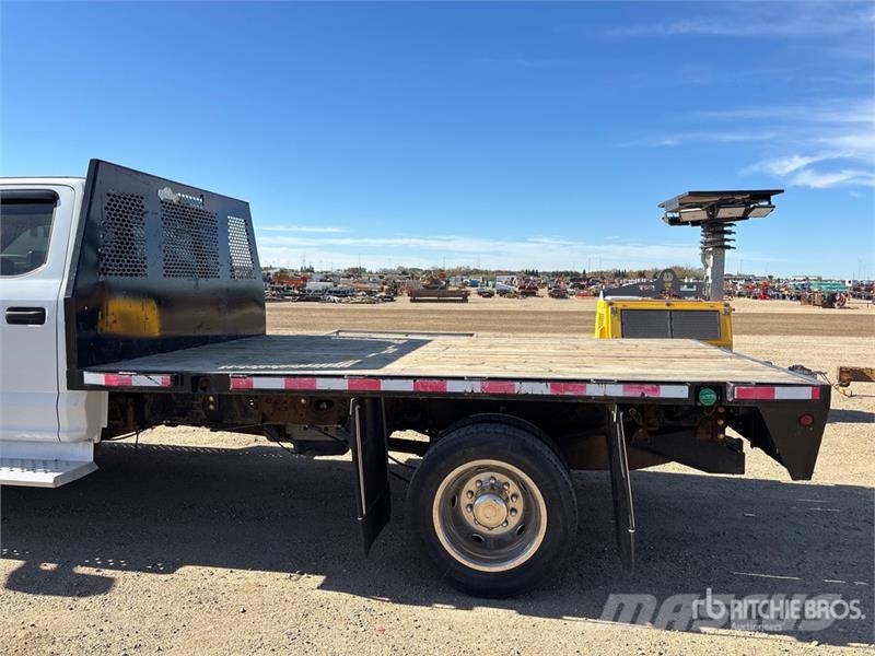 Ford F-550 XLT 4x4 Crew Cab Flatbed Truck Lastbil med lad/Flatbed