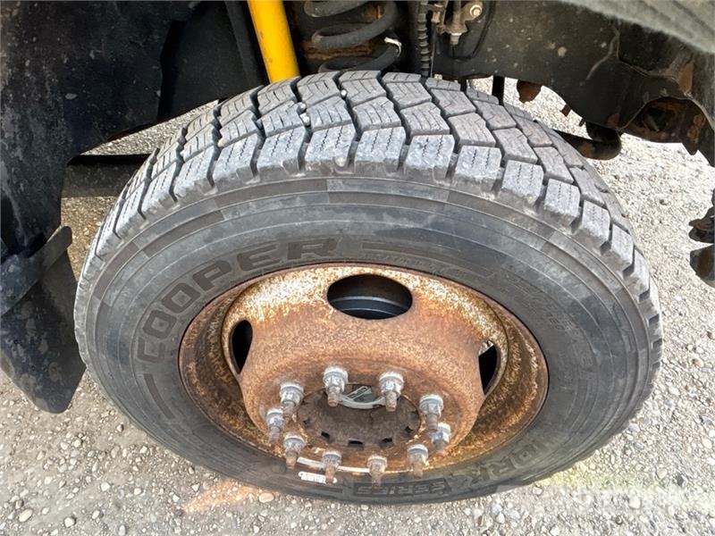 Ford F-550 XLT 4x4 Crew Cab Flatbed Truck Camiones de cama baja