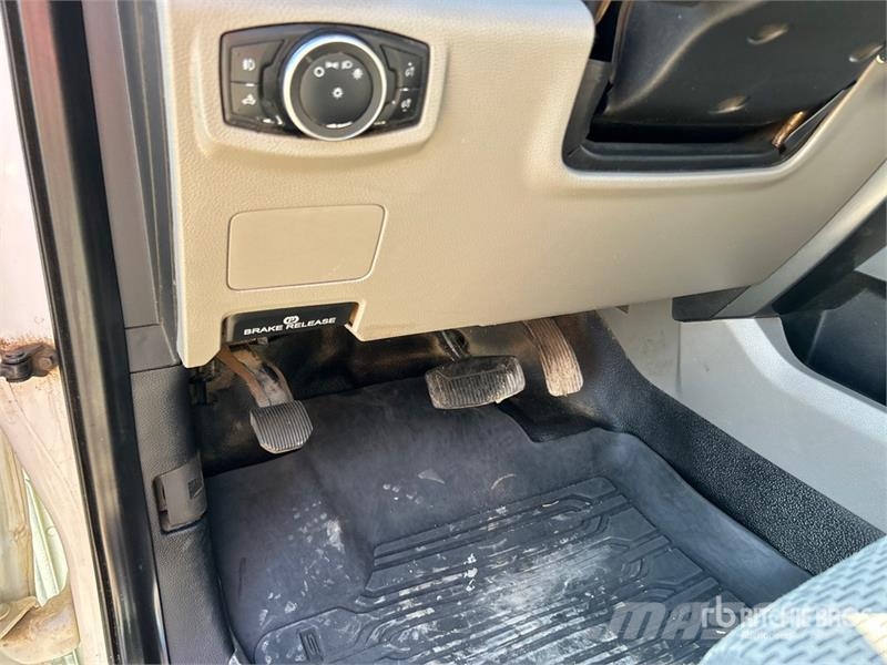 Ford F-550 XLT 4x4 Crew Cab Flatbed Truck 플랫베드/드롭사이드 트럭