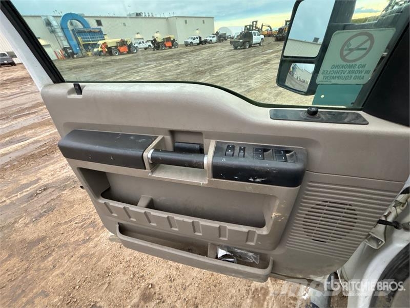 Ford F-550 XLT 4x4 Crew Cab Flatbed Truck (Inoperable) Camiões estrado/caixa aberta