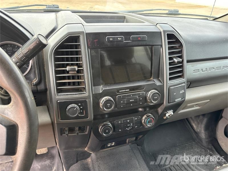 Ford F-550 XLT 4x4 Crew Cab Flatbed Truck Kamioni sa otvorenim sandukom