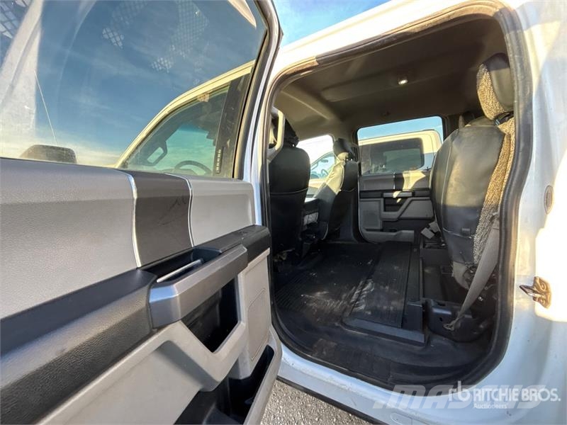 Ford F-550 XLT 4x4 Crew Cab Flatbed Truck Camiones de cama baja