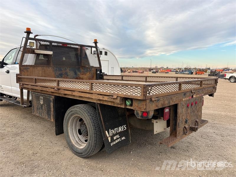 Ford F-550 XLT 4x4 Crew Cab Flatbed Truck Flatbed kamyonlar