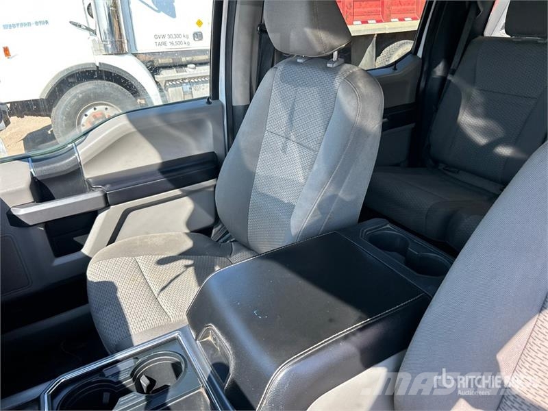 Ford F-550 XLT 4x4 Crew Cab Flatbed Truck 플랫베드/드롭사이드 트럭