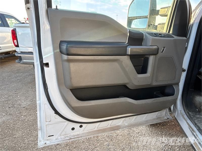 Ford F-550 XLT 4x4 Crew Cab Flatbed Truck Camiones de cama baja