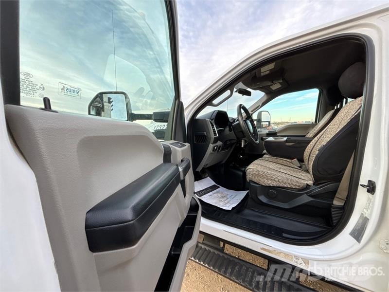 Ford F-550 XLT 4x4 Crew Cab Flatbed Truck Flatbed kamyonlar