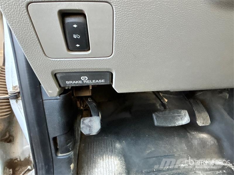 Ford F-550 XLT 4x4 Crew Cab Flatbed Truck Camiones de cama baja