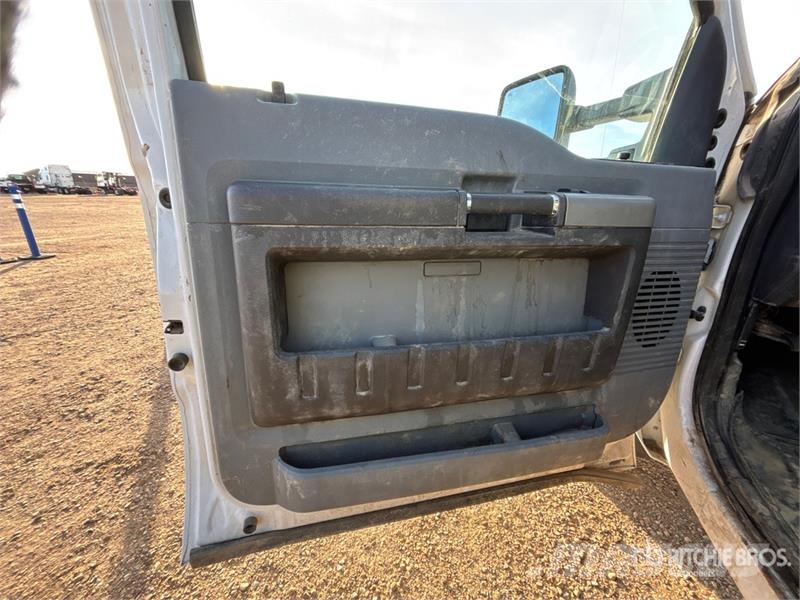 Ford F-550 XLT 4x4 Crew Cab Flatbed Truck Kamioni sa otvorenim sandukom