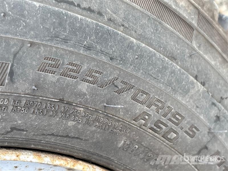 Ford F-550 XLT 4x4 Crew Cab Flatbed Truck Camiones de cama baja