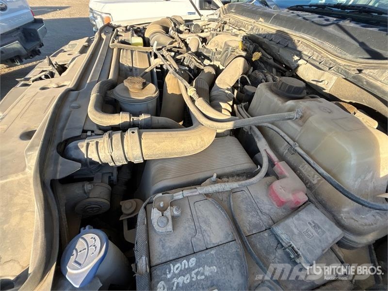 Ford F-550 XLT 4x4 Crew Cab Flatbed Truck Camiones de cama baja