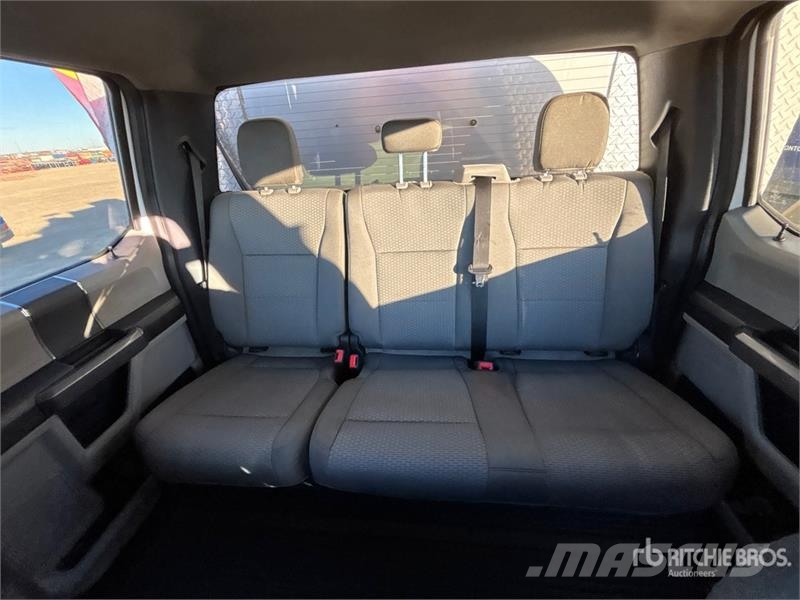 Ford F-550 XLT 4x4 Crew Cab Service Truck Camions et véhicules municipaux