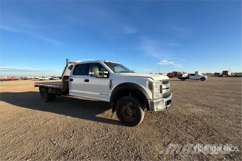 Ford F-550 XLT 4x4 Crew Cab Flatbed Truck Camiones de cama baja