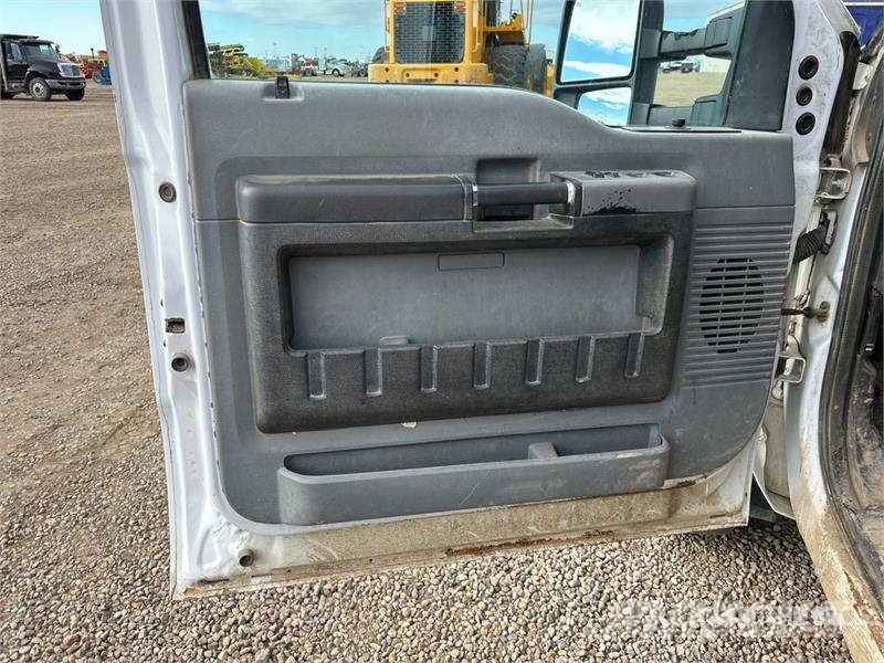 Ford F-550 XLT 4x4 Crew Cab Flatbed Truck Lava-kuorma-autot