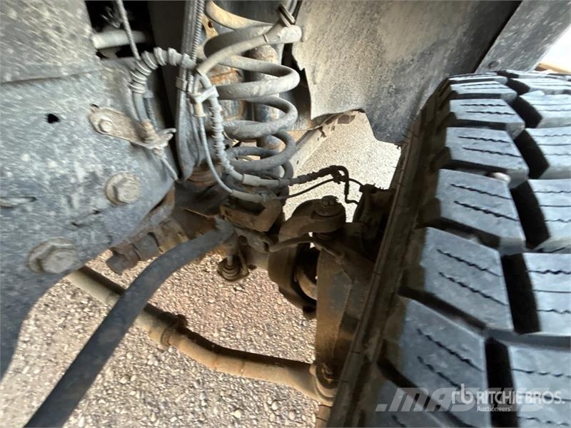 Ford F-550 XLT 4x4 Crew Cab Flatbed Truck Camiones de cama baja