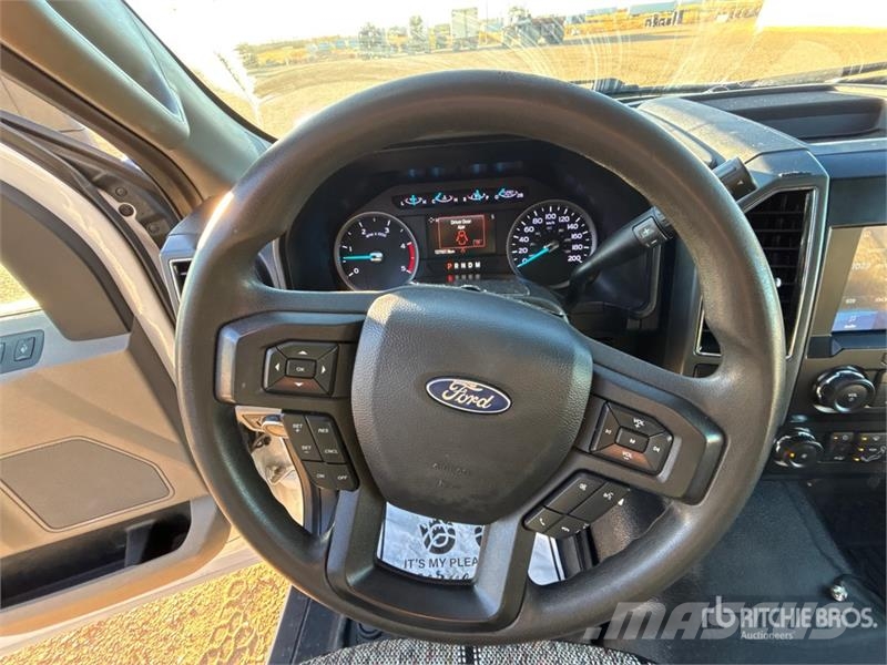 Ford F-550 XLT 4x4 Crew Cab Service Truck Camions et véhicules municipaux