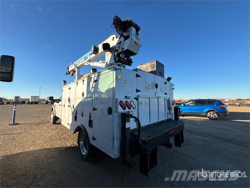Ford F-550 XLT 4x4 Crew Cab Service Truck Camions et véhicules municipaux