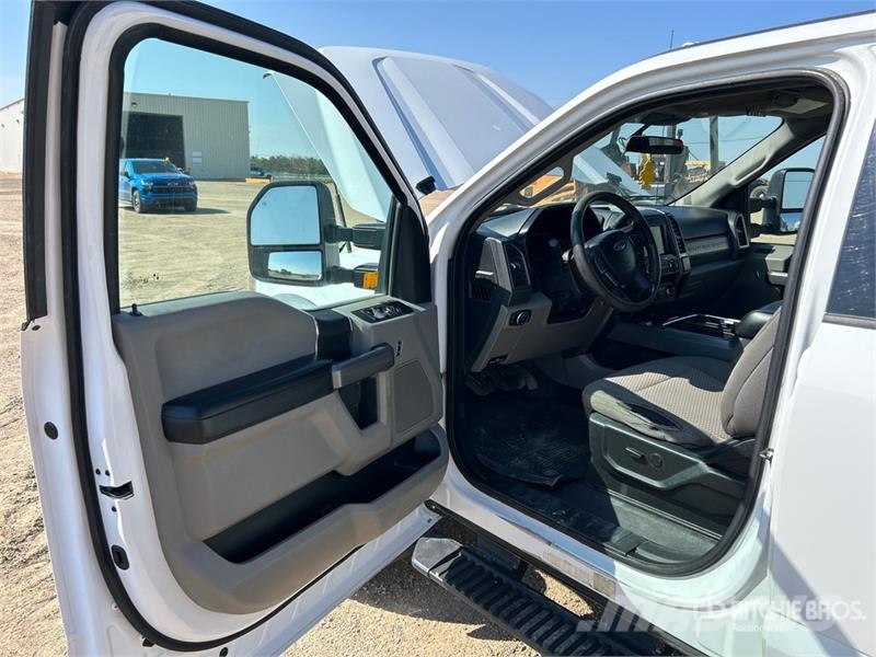 Ford F-550 XLT 4x4 Crew Cab Flatbed Truck 플랫베드/드롭사이드 트럭