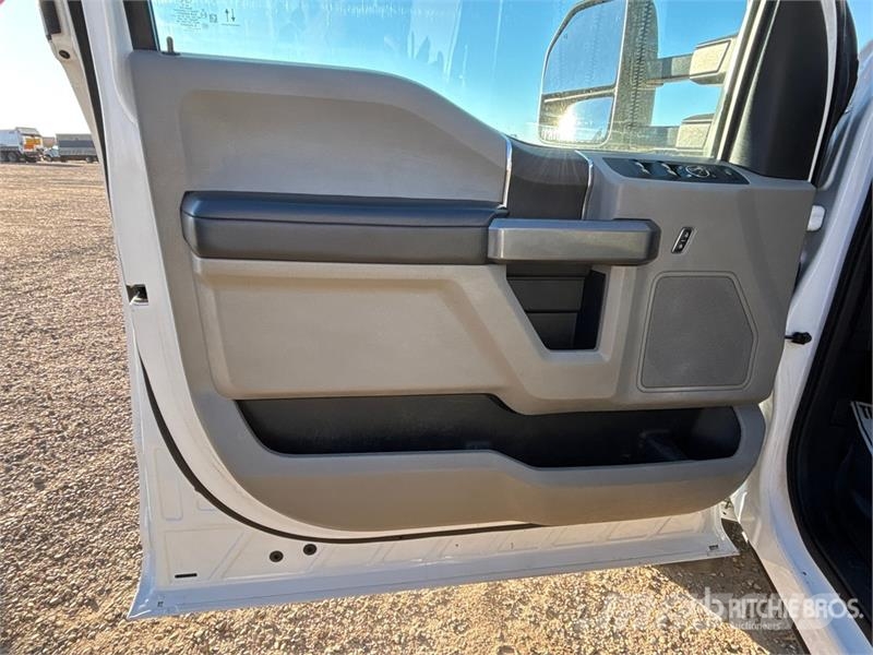 Ford F-550 XLT 4x4 Crew Cab Service Truck Camions et véhicules municipaux