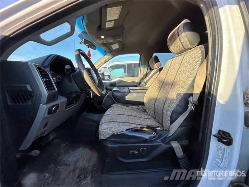 Ford F-550 XLT 4x4 Crew Cab Flatbed Truck Camiones de cama baja