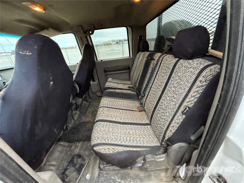 Ford F-550 XLT 4x4 Crew Cab Flatbed Truck (Inoperable) Camiões estrado/caixa aberta