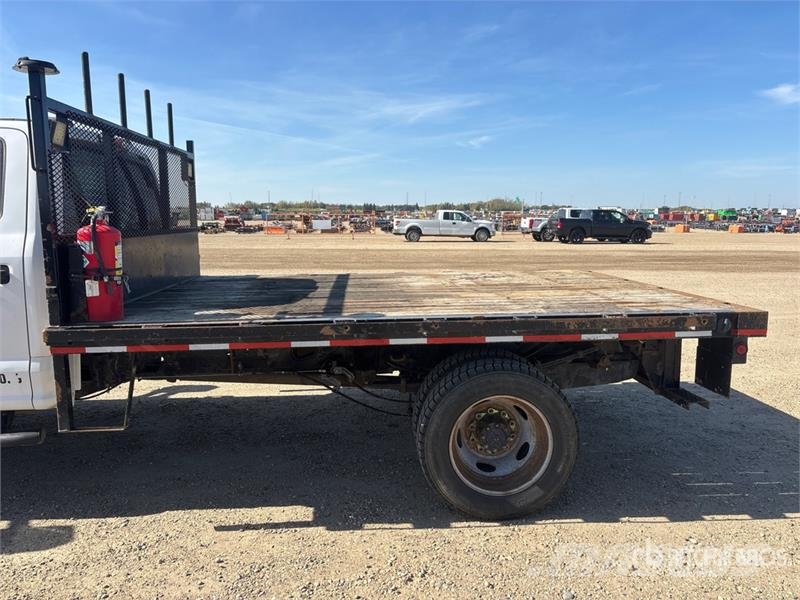 Ford F-550 XLT 4x4 Crew Cab Flatbed Truck Lastbil med lad/Flatbed