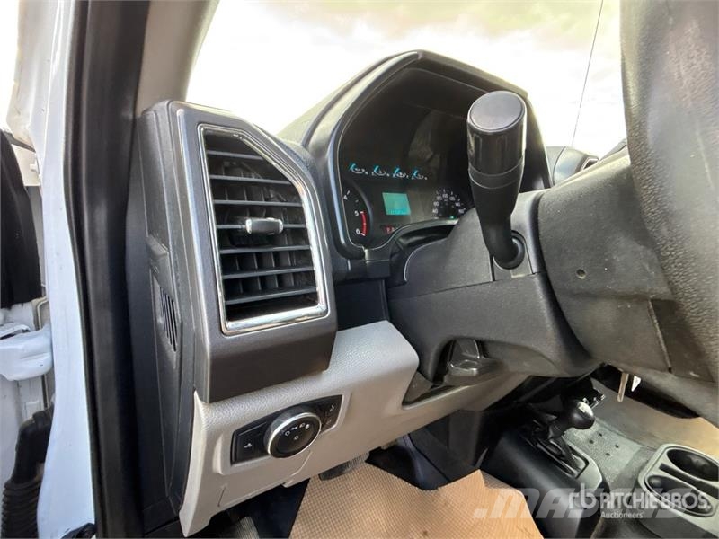 Ford F-550 XLT 4x4 Crew Cab Flatbed Truck Lava-kuorma-autot