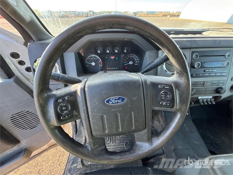 Ford F-550 XLT 4x4 Crew Cab Flatbed Truck Kamioni sa otvorenim sandukom
