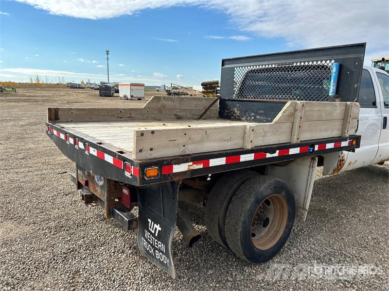 Ford F-550 XLT 4x4 Crew Cab Flatbed Truck Lava-kuorma-autot