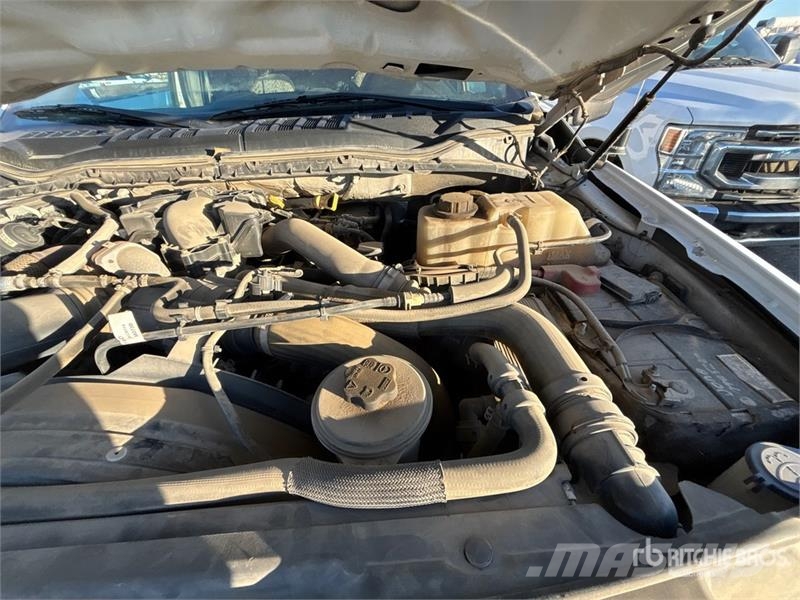 Ford F-550 XLT 4x4 Crew Cab Flatbed Truck Camiones de cama baja